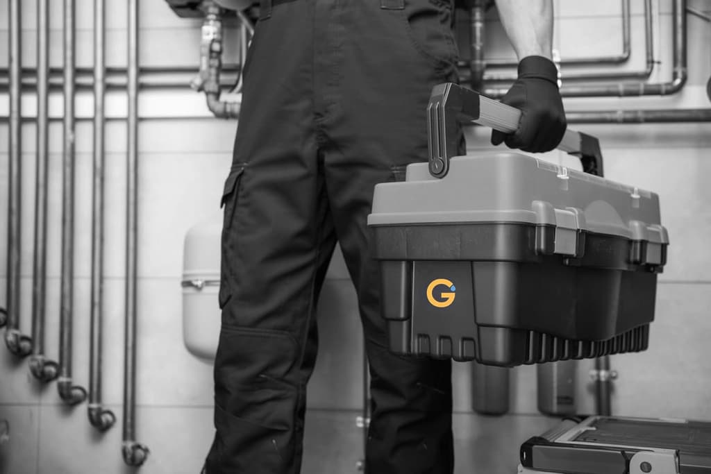 Technicien GLEFEBVRE avec sa boîte à outils