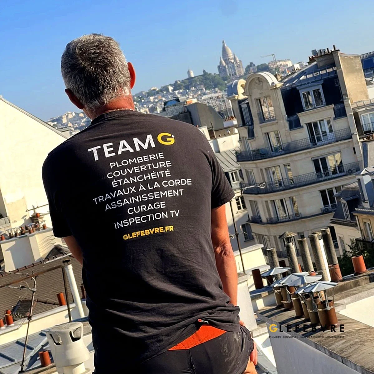 Inspection toiture avec vue sur le Sacré-Cœur